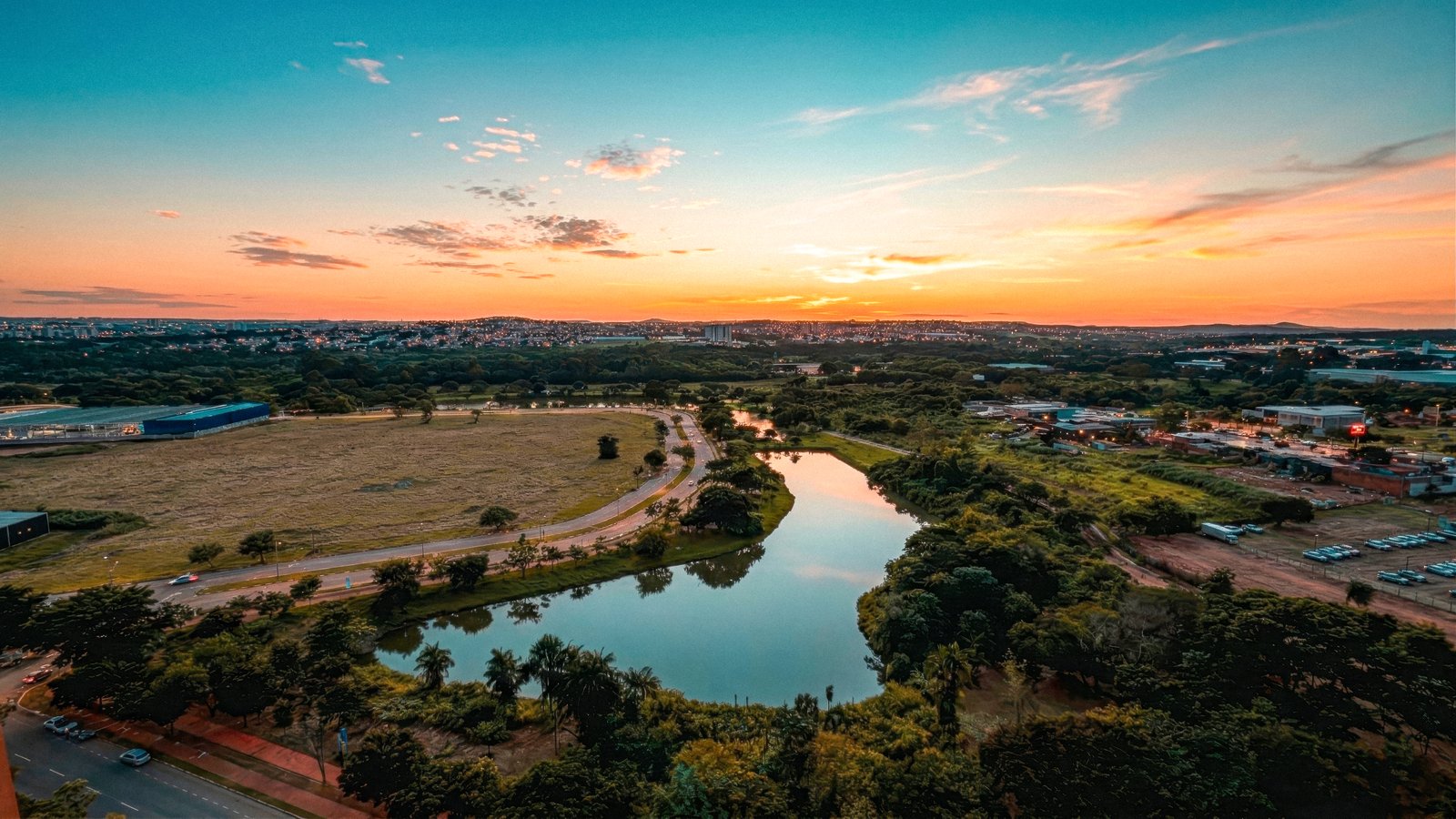 Parque e lago ao fim de tarde no Goiânia 2